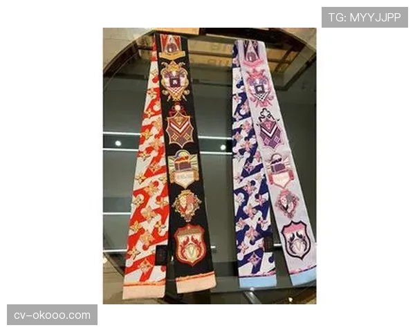 巴黎圣日耳曼携手本地艺术家，推出限量版2026赛季纪念围巾